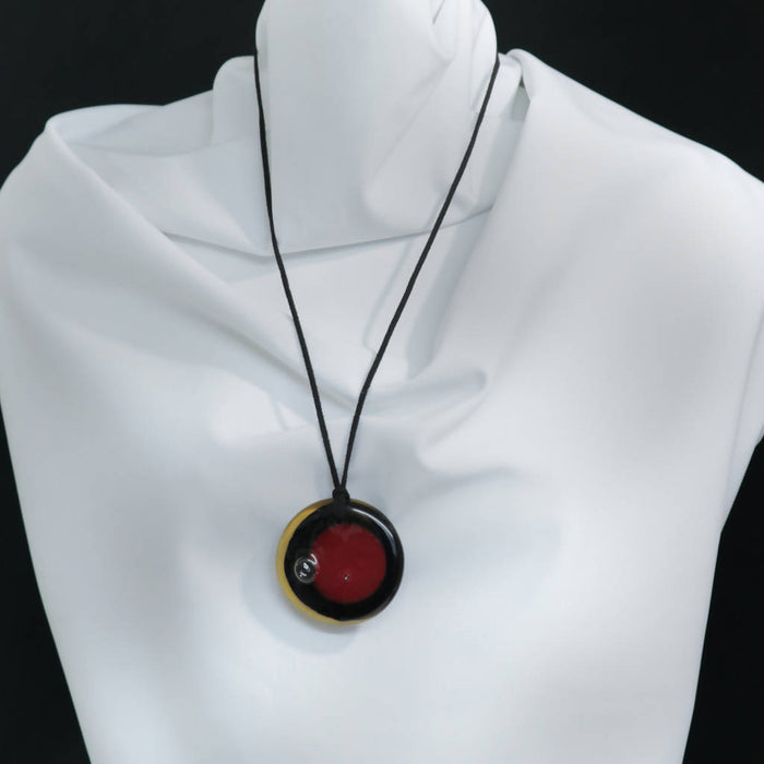 Ensemble collier long classique/pendentif contemporain rouge et noir/longueur ajustable max 32 pouces/pendentif par mila