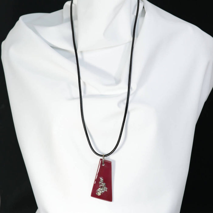 Pendentif rectangle irrégulier/ motif rocailles en rouge ou gris foncé/long sur cordon de cuir/ensemble contemporain par mila