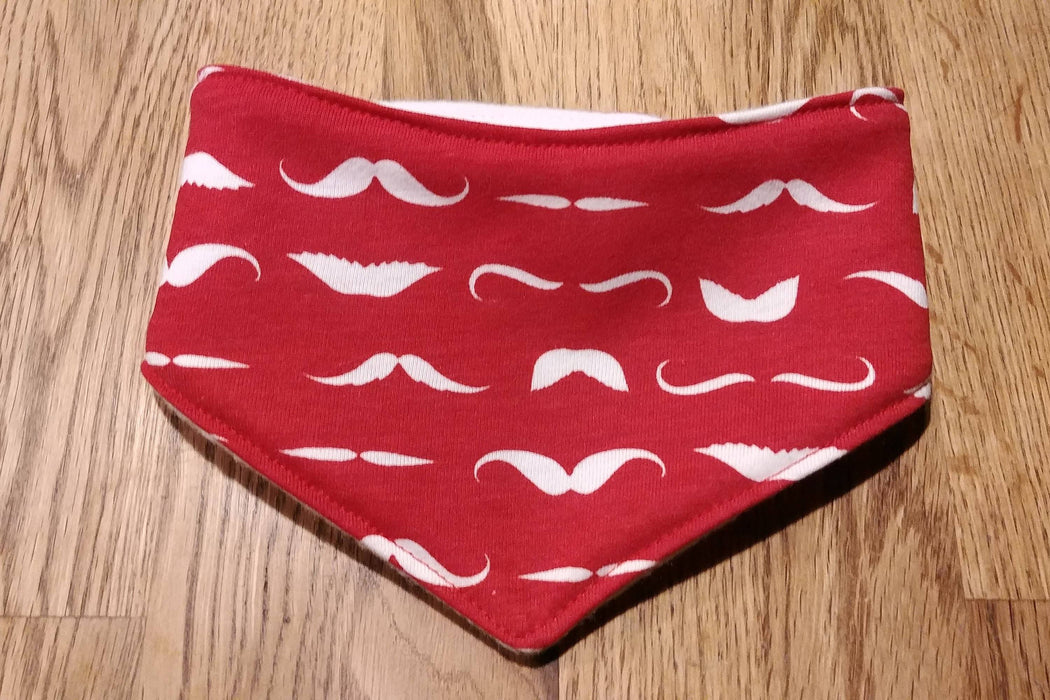 Bandana père noël à moustaches blanches sur fond rouge pour chien