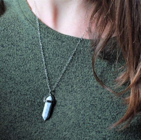 Collier minimaliste en howlite et acier inoxydable avec un pendentif en pointe en pierre semi précieuse.
