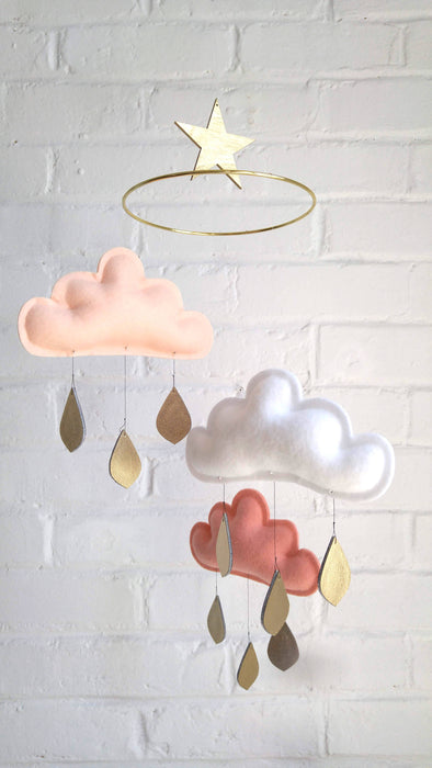 Mobile nuages et étoile "claire" : nuages peche,blanc,corail et gouttes de pluie dorées et étoile or par the butter flying