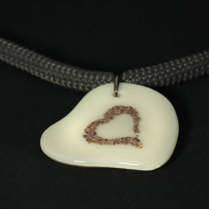 Collier court creme ivoire/collier en coeur/pendentif amour contemporain par mila