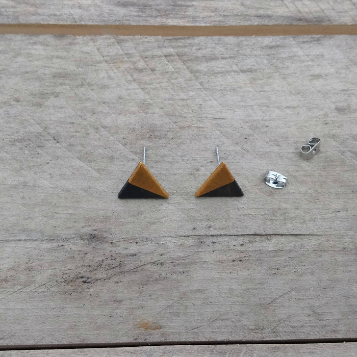 Boucles d'oreilles en bois du québec (merisier) et acier inoxydable- triangles noir et or