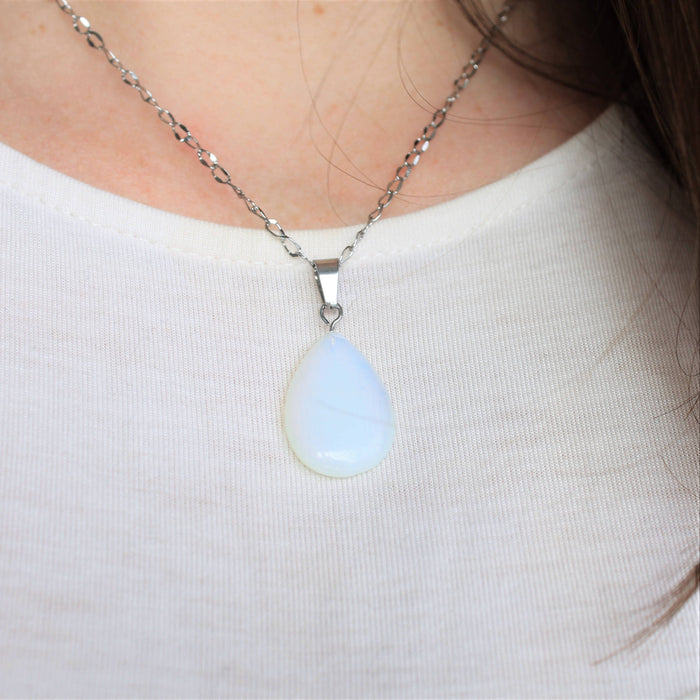 Collier délicat avec pendentif en forme de goutte en pierres semi-précieuses d'opalite et acier inoxydable