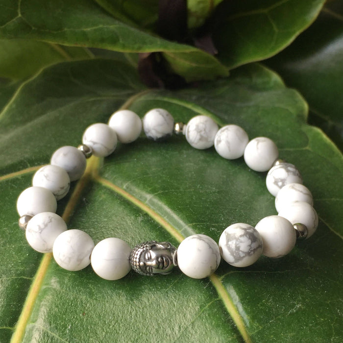 Marbre - bracelet en pierres semi-précieuses pour femmes et hommes: howlite mat et breloque bouddha en acier inoxydable
