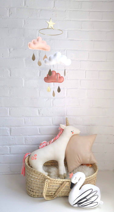 Mobile nuages et étoile "claire" : nuages peche,blanc,corail et gouttes de pluie dorées et étoile or par the butter flying