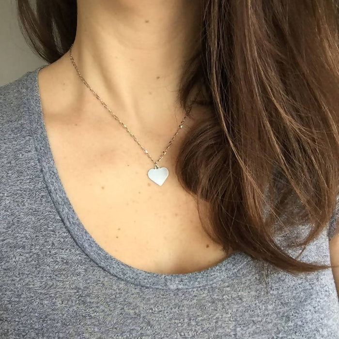 Collier minimaliste coeur pour femmes fait avec une chaîne et un pendentif en acier inoxydable