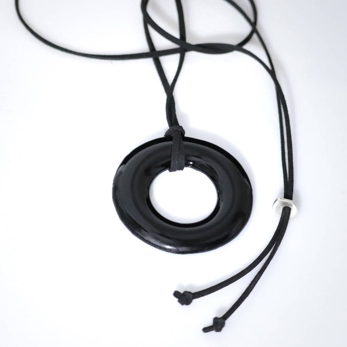 Long pendentif rond noir sur cordon ruban noir/ verre thermoformé fusion