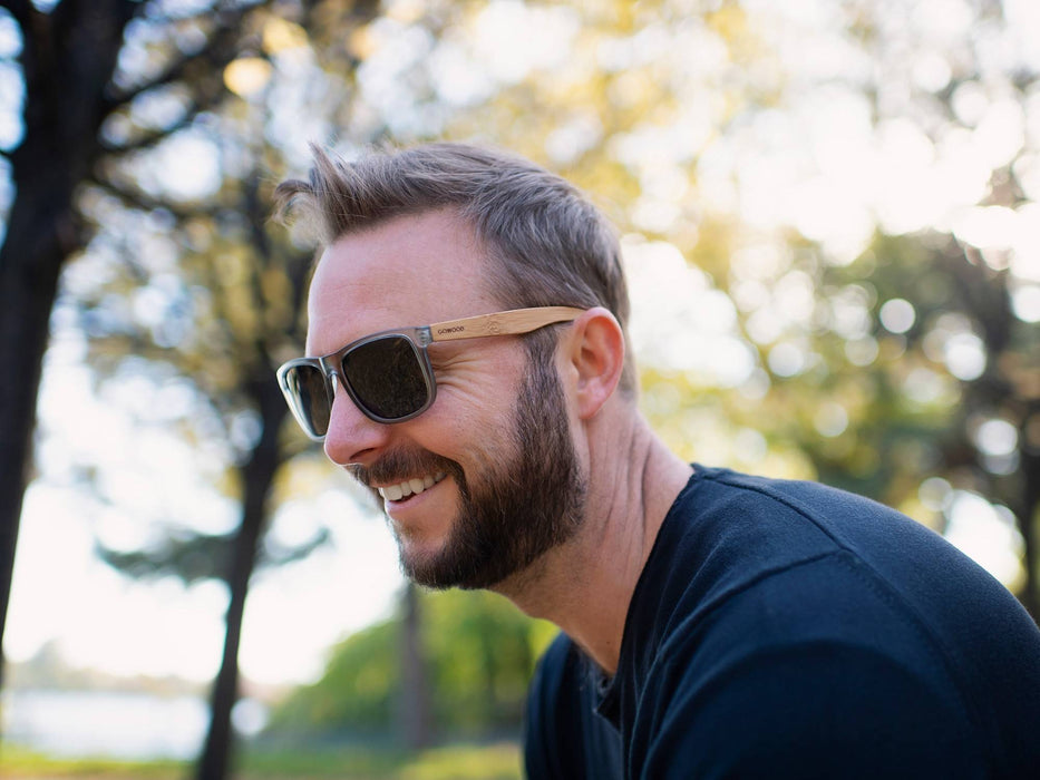 Lunettes de soleil carrées en bois de bambou avec monture givrée grise et verres noir polarisés