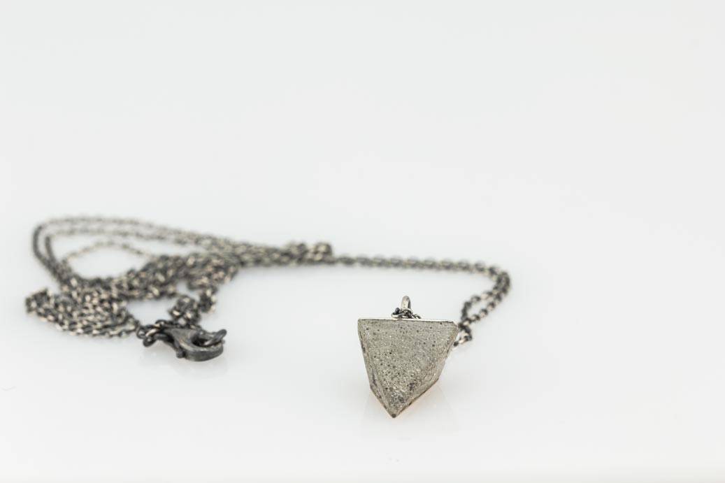 Pendentif pyramide bronze