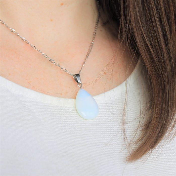 Collier délicat avec pendentif en forme de goutte en pierres semi-précieuses d'opalite et acier inoxydable