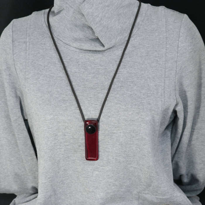 Gros pendentif rouge clair/ long contemporain/ pendentif contemporain rouge et noir par mila