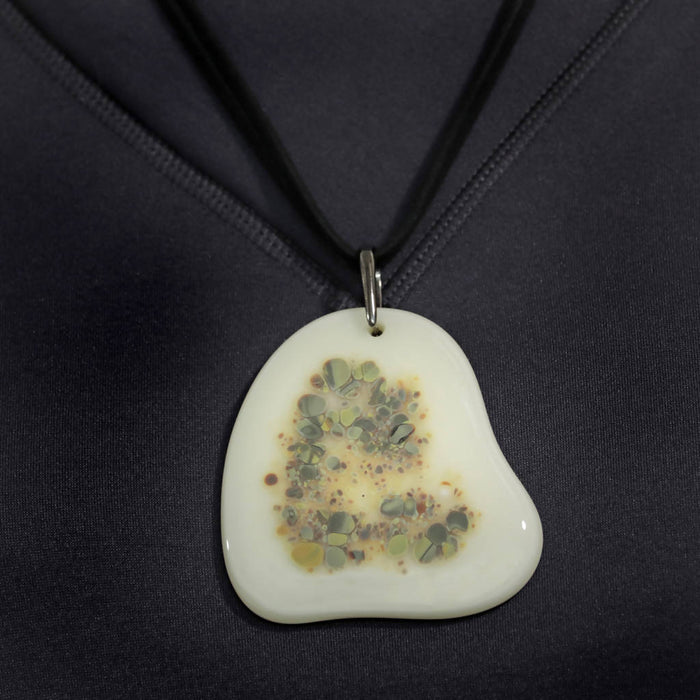 Collier court creme ivoire/collier en coeur/pendentif amour contemporain par mila