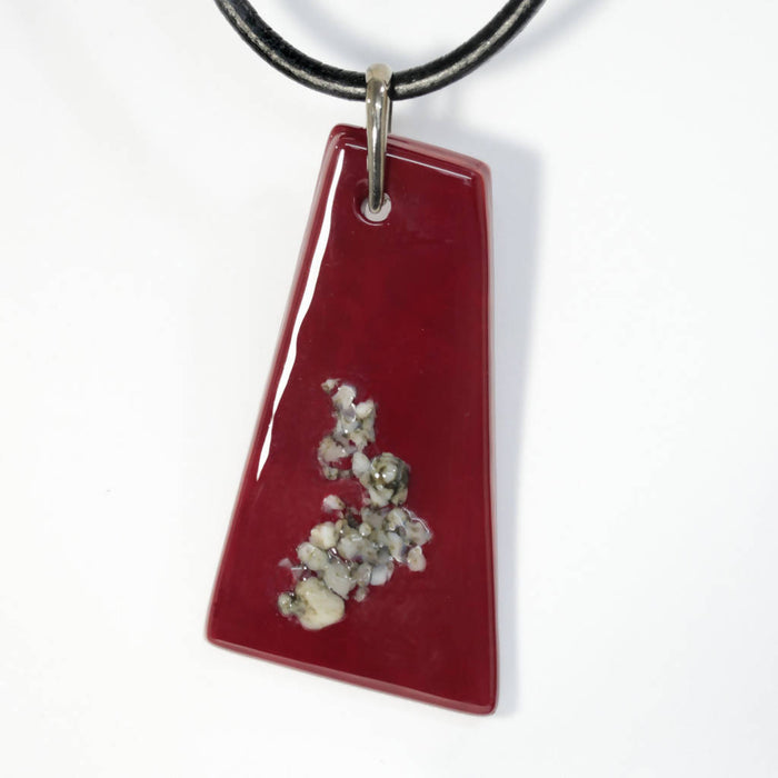 Pendentif rectangle irrégulier/ motif rocailles en rouge ou gris foncé/long sur cordon de cuir/ensemble contemporain par mila