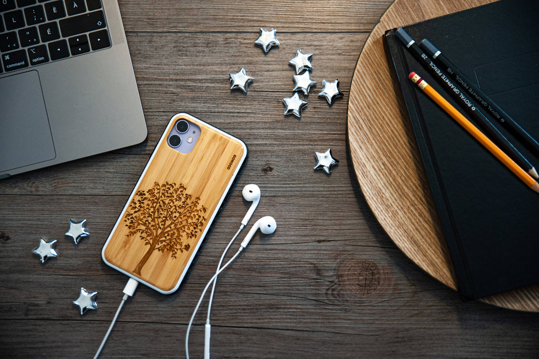 Étui iphone 11 pro en bois et côtés en tpu - bambou avec gravure arbre