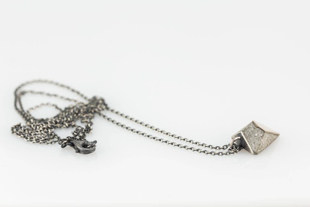 Pendentif pyramide bronze