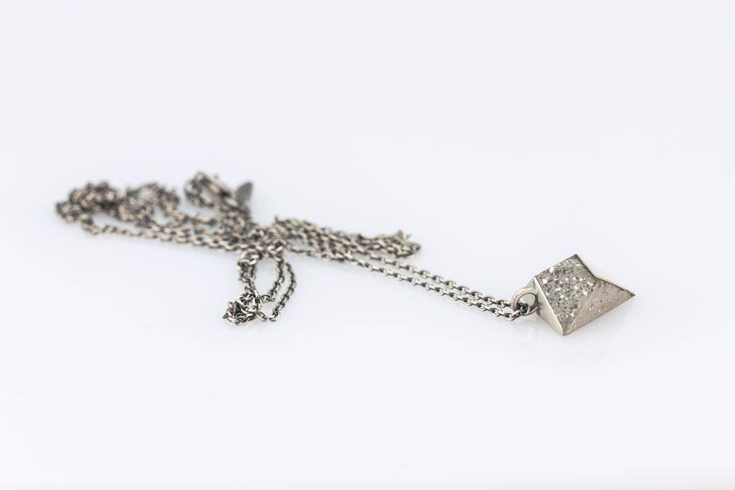 Pendentif pyramide laiton