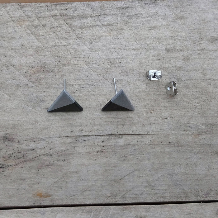 Boucles d'oreilles en bois du québec (merisier) et acier inoxydable- triangles noir et argent