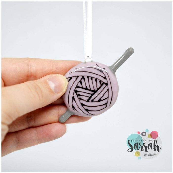 Crochet, balle de laine mauve