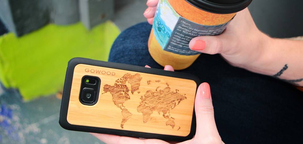 Étui samsung galaxy s8 en bois et côtés en polycarbonate - bambou avec gravure carte du monde