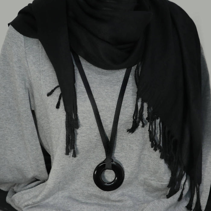 Long pendentif rond noir sur cordon ruban noir/ verre thermoformé fusion