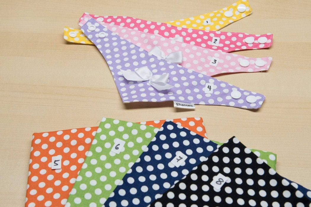 Bandanas de pâques et du printemps pour chiens à pois blancs sur fond de couleur, plusieurs couleurs disponibles