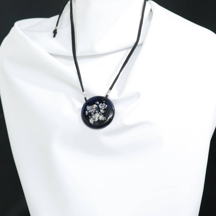 Pendentif rond/ motif rocailles bleu nuit/noir/longueur ajustable sur cordon /ensemble contemporain par mila