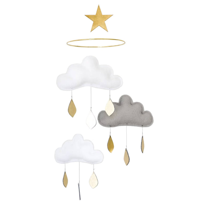 Mobile nuages et étoile "milan" : nuages blanc, gris, blanc ,gouttes de pluie dorées et étoile or par the butter flying