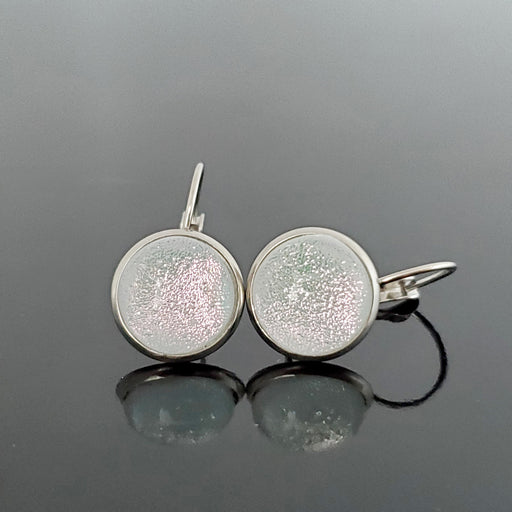 Boucles d'oreille leviers blanc et rose pâle, en verre fusion - Bijoux Le fil d'Ariane