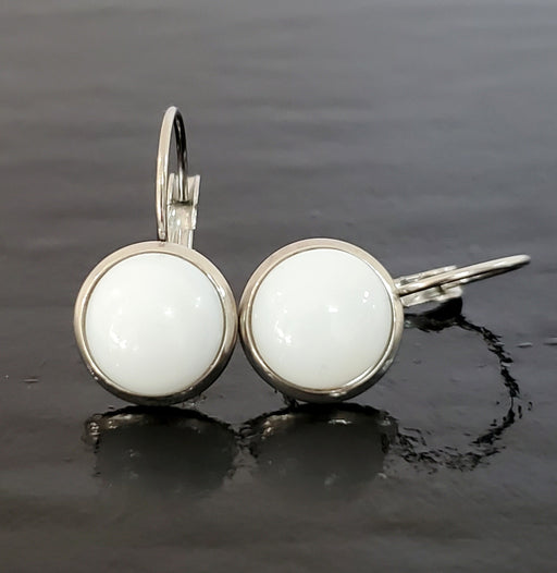 Boucles d'oreille leviers blanc lustré, en verre fusion - Bijoux Le fil d'Ariane
