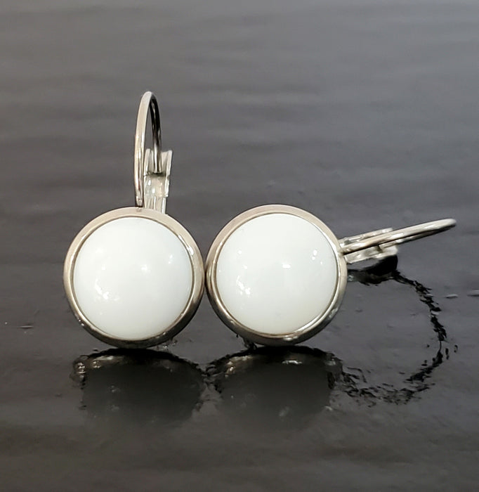 Boucles d'oreille leviers blanc lustré, en verre fusion - Bijoux Le fil d'Ariane