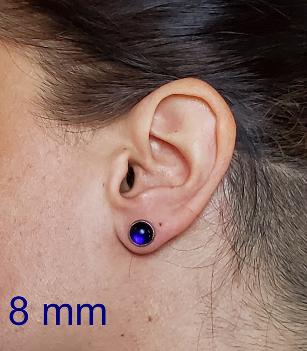 Boucles d'oreilles cabochon mauve avec des reflets bleus en verre fusion - Bijoux Le fil d'Ariane