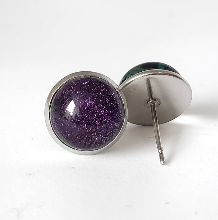 Boucles d'oreilles cabochon violet, en verre fusion - Bijoux Le fil d'Ariane