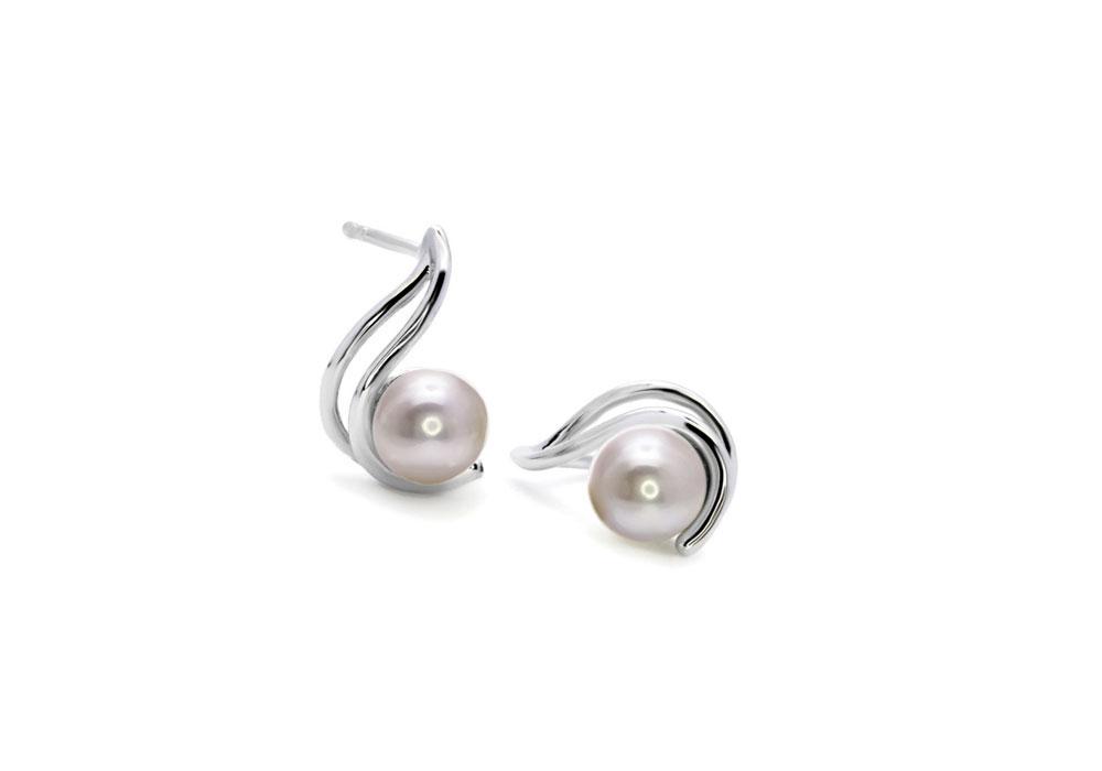 Boucles d'oreilles en argent sterling avec perle rose sur fond blanc