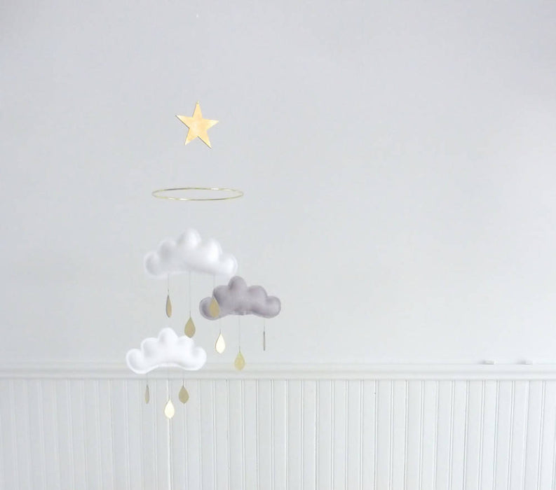 Mobile nuages et étoile "milan" : nuages blanc, gris, blanc ,gouttes de pluie dorées et étoile or par the butter flying
