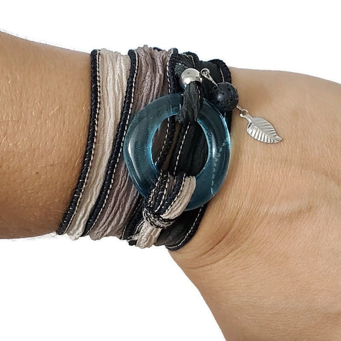 Bracelet de soie à enrouler, anneau de verre gin tonic - Bijoux Le fil d'Ariane