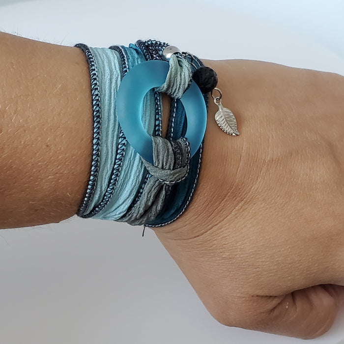 Bracelet de soie à enrouler, anneau de verre gin tonic mat - Bijoux Le fil d'Ariane