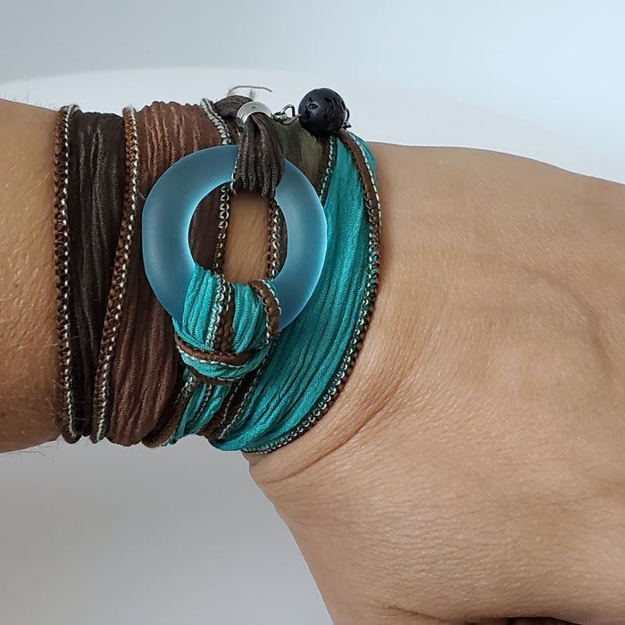 Bracelet de soie à enrouler, anneau de verre gin tonic mat - Bijoux Le fil d'Ariane