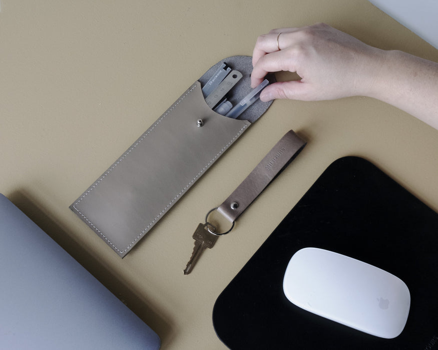 Étui à crayons en cuir taupe