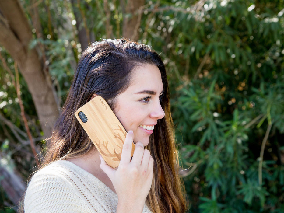 Étui iphone x et xs en bois et côtés en polycarbonate - bambou avec gravure chevreuil