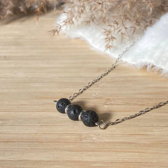 Collier minimaliste pour femmes avec pierres de lave noire et acier inoxydable