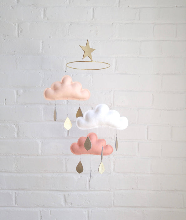 Mobile nuages et étoile "claire" : nuages peche,blanc,corail et gouttes de pluie dorées et étoile or par the butter flying