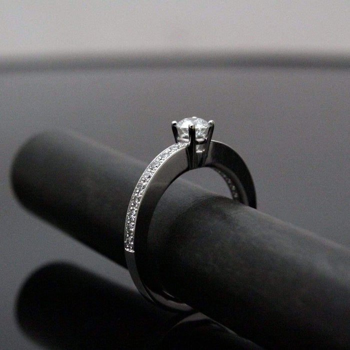 Alliance élégance en or blanc 18k et diamants