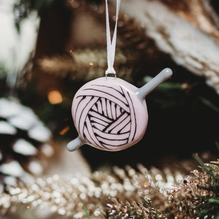 Crochet, balle de laine mauve