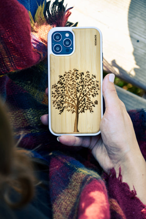 Étui iphone 12 et iphone 12 pro en bois et côtés en tpu - bambou avec gravure arbre