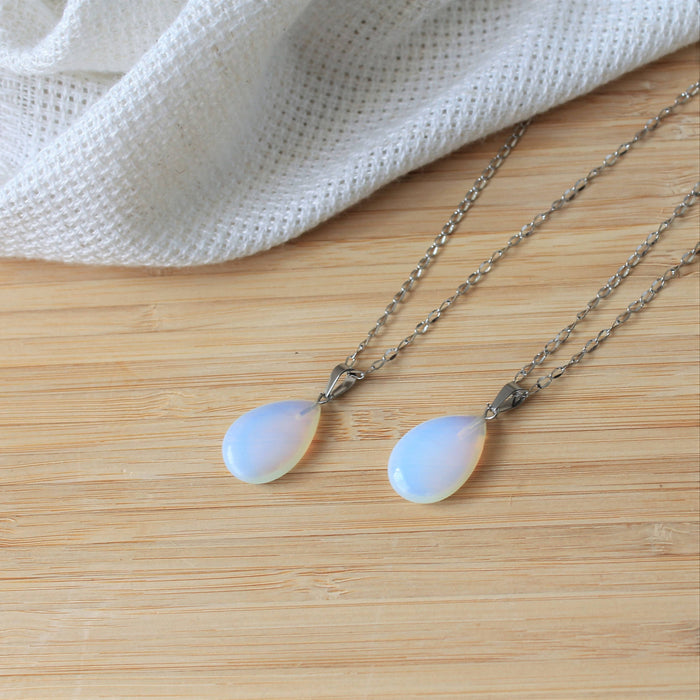 Collier délicat avec pendentif en forme de goutte en pierres semi-précieuses d'opalite et acier inoxydable