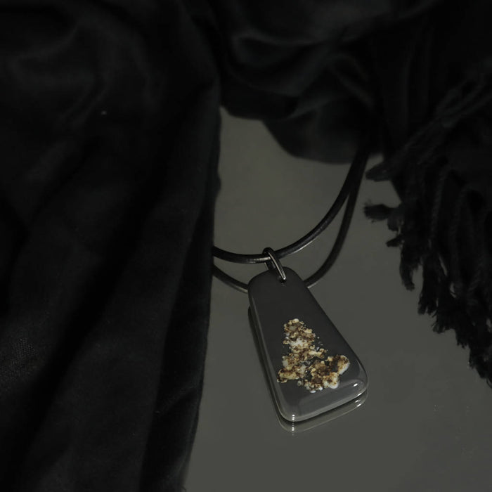 Pendentif rectangle irrégulier/ motif rocailles en rouge ou gris foncé/long sur cordon de cuir/ensemble contemporain par mila