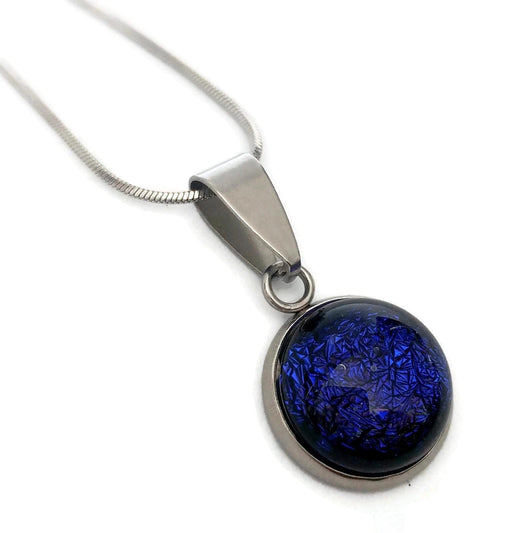 Collier cabochon, bleu-violet foncé, verre fusion - Bijoux Le fil d'Ariane