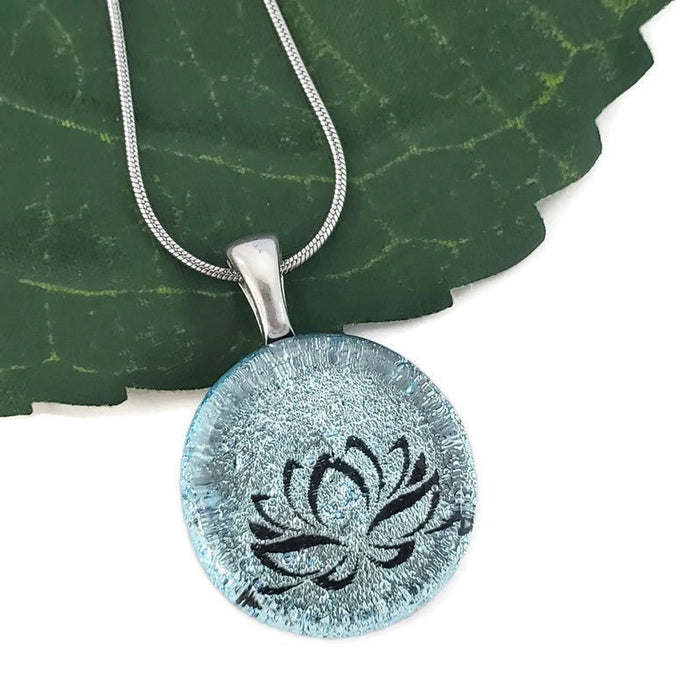 Collier fleur de lotus, rond en verre fusion - Bijoux Le fil d'Ariane
