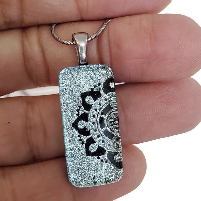 Collier mandala, rectangle en verre fusion - Bijoux Le fil d'Ariane